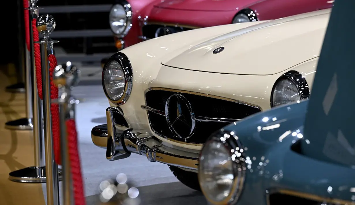 Mobil Mercedes antik dipamerkan pada pameran mobil klasik internasional Retromobile edisi ke-47 di Paris Expo Porte de Versailles, Paris, Prancis, 31 Januari 2023. Retromobile yang berlangsung pada tanggal 1 hingga 5 Februari 2023 menawarkan kesempatan kepada pengunjung untuk menemukan kembali model dan koleksi mobil klasik. (Emmanuel DUNAND/AFP)