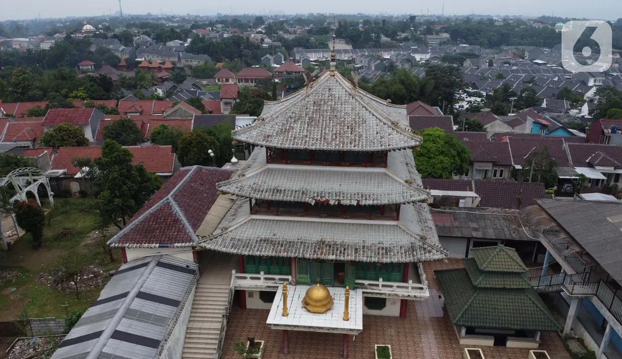 Foto aerial Masjid Jami Tan Kok Liong di Kampung Bulak Rata, Cibinong, Kab Bogor, Senin (4/5/2020). Masjid yang memiliki arsitektur seperti kelenteng tersebut dibangun pada 2005 lalu berdasarkan nama kecil sang pendiri yaitu M Ramdhan Effendi atau Anton Medan. (Liputan6.com/Helmi Fithriansyah)