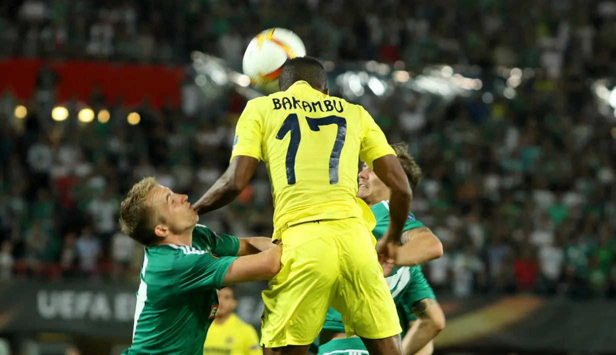 Striker Villarreal CF, Cedric Bakambu, mendapat kawalan dari dua pemain Rapid di laga fase grup Liga Europa di Stadion Ernst Happel, Wina, Austria, Kamis (18/9/2015) dini hari WIB. (Bola.com/Reza Khomaini)