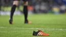 Sebuah sepatu tertinggal saat laga antara Chelsea melawan WBA pada lanjutan Liga Premier di Stadion Stamford Bridge, Inggris, Kamis (14/1/2016). Kedua tim bermain imbang. (Reuters/Toby Melville) 