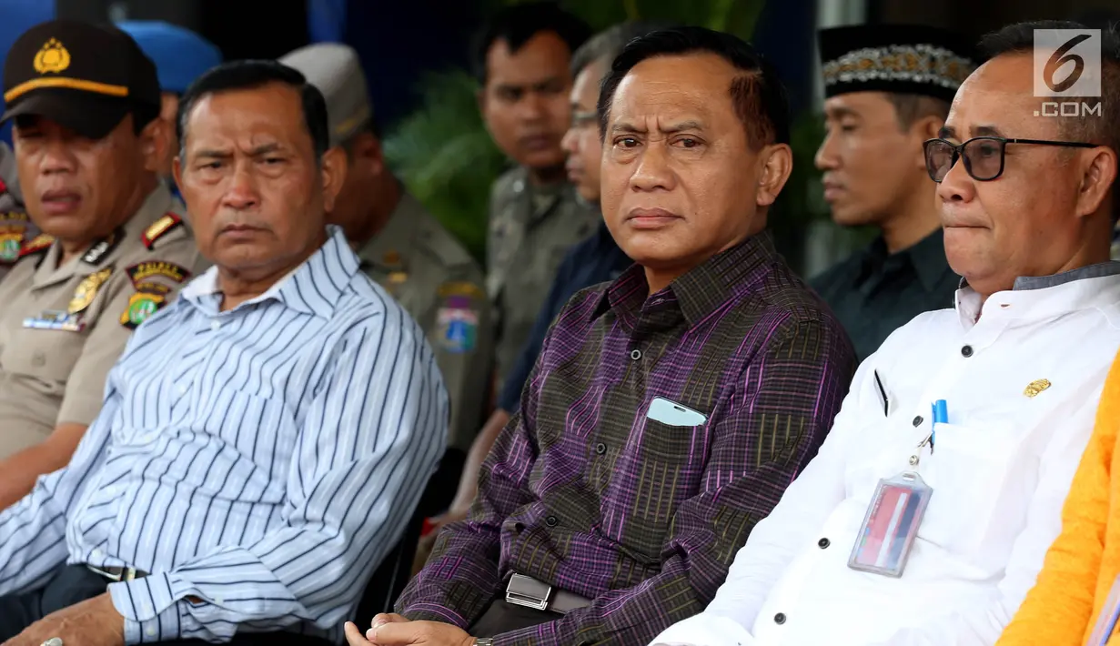 Direktur Utama Indosiar Komjen Pol (Purn) Imam Sudjarwo (kedua dari kanan) hadir pada acara penyerahan hewan qurban jelang Hari Raya Idul Adha 2017, di Studio 5 Indosiar, Jakarta, Kamis (31/08). (Liputan6.com/Johan Tallo)