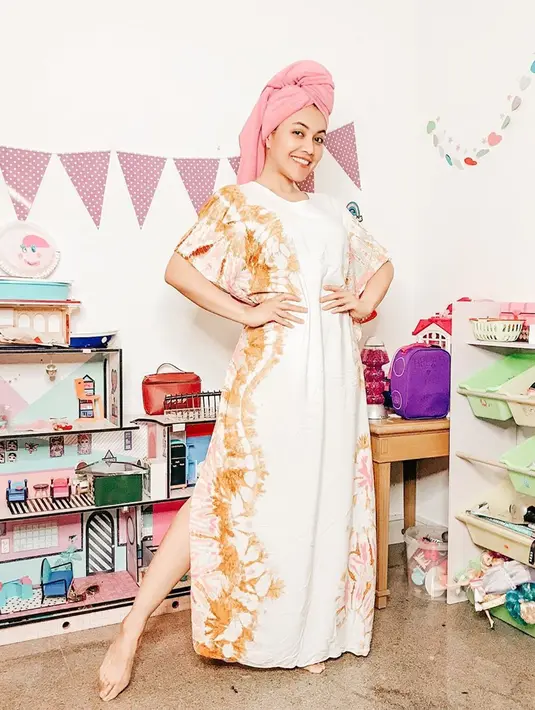 "Beberapa dr obat2an kanker itu ada yg musti diminum tiap hari, ada yg seminggu sekali. Ada yang diminum selama 2 minggu, kadang harus beberapa bulan, dan bahkan ada yg musti diminum setiap hari dalam periode taunan -> seperti 6MP," lanjutnya. (Instagram/denadaindonesia)