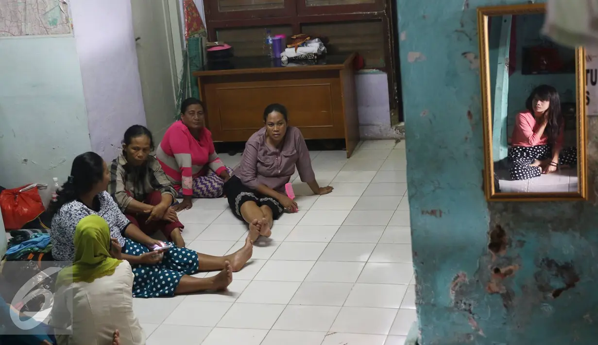 PRT infal tengah beristirahat di penyedia tenaga kerja Bu Gito, Jakarta, Kamis (30/6). Menjelang lebaran, permintaan PRT inval meningkat 10% dibanding tahun lalu, dengan tarif Rp140ribu perhari. (Liputan6.com/Immanuel Antonius)