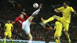 Striker Manchester United, Zlatan Ibrahimovic, berebut bola dengan bek FC Rostov, Cesar Navas. Bermain di kandang MU lebih mendominasi laga, berdasar statistik penguasaan bola mereka mencapai 69 persen. (AP/Dave Thompson)