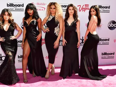 Girlband asal Amerika Serikat, Fifth Harmony berpose di karpet merah saat menghadiri gelaran akbar Billboard Music Awards 2016 di Las Vegas, Nevada, Minggu (22/5). (David Becker/Getty Images/AFP)