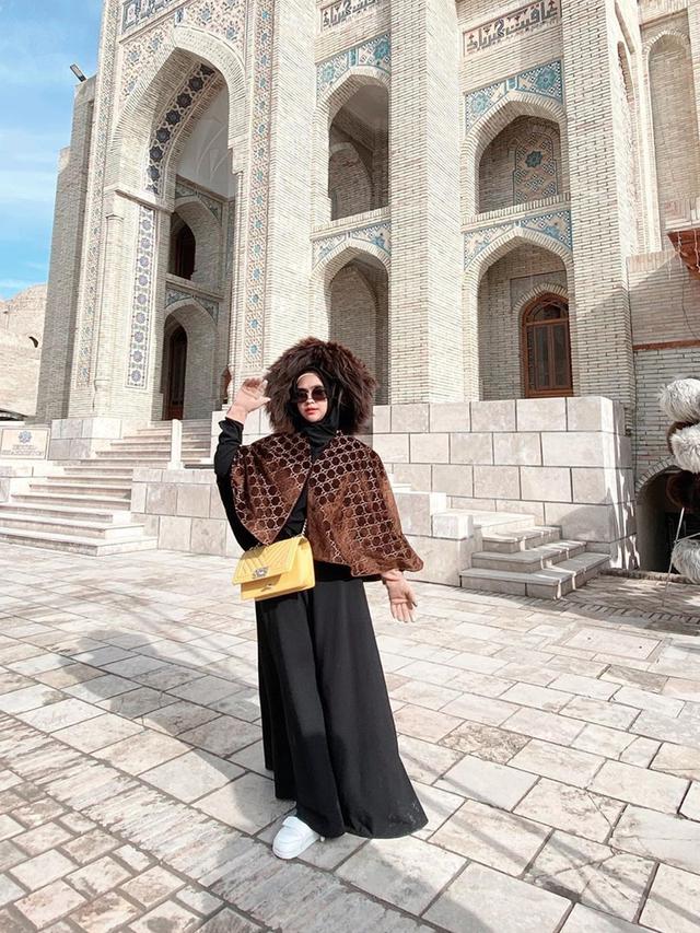 6 Potret Ria Ricis Liburan di Uzbekistan, Jaket Tebalnya Curi Perhatian