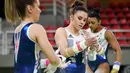 Atlet senam Ruby Harrold asal United Kingdom memakai kapur ditangannya saat berlatih jelang penampilannya di ajang Olimpiade 2016 di Rio Olympic Arena di Rio de Janeiro, Brazil, (4/8). (REUTERS/REUTERS/Dylan Martinez)