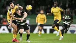 Pemain Sporting CP, Viktor Gyokeres (kedua kiri) berebut bola dengan pemain Estoril Praia, Pedro Alvaro dalam laga lanjutan Liga Portugal 2024/2025 di Stadion Jose Alvalade, Lisbon, Portugal, Senin (03/03/2025) waktu setempat. (AFP/Patricia De Melo Moreira)