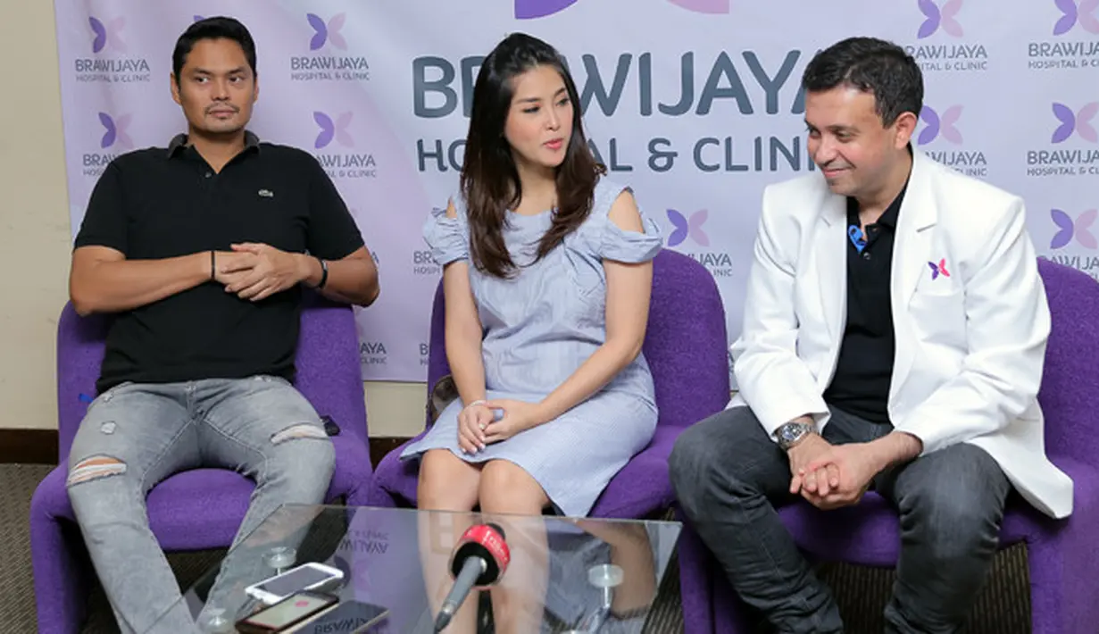 "Yang namanya wanita sudah bersuami pasti berubah ya bentuk badannya. Tapi beberapa yang datang melihatku, mereka bilang gak banyak yang berubah dari aku," ujarnya di kawasan Kemang, Jakarta Selatan, Minggu (25/2/2018). (Deki Prayoga/Bintang.com)