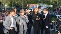 (kiri-kanan) BTS yang beranggotakan Taehyung, Jin, Suga, Jungkook, RM, Jhope dan Jimin. berhasil membuat para penonton terpukau akan penampilan mereka (Liputan6.com/twitter/GMA)