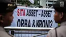 Massa yang tergabung dalam Komite Penyelamat Asset Negara membentangkan spanduk di Gedung Granadi, Jakarta, Senin (17/12). Mereka menuntut penyitaan sejumlah aset milik Yayasan Supersemar, termasuk Gedung Granadi. (Liputan6.com/Faizal Fanani)