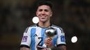 Enzo Fernandez. Gelandang bertahan berusia 21 tahun milik Benfica yang dinobatkan sebagai pemain muda terbaik seiring Argentina menjuarai Piala Dunia 2022 ini kini menjadi incaran banyak klub raksasa Eropa. Pemain yang selalu tampil dalam 7 laga Argentina di Piala Dunia 2022 dengan menyumbang 1 gol dan 1 assist ini diminati Liverpool, MU hingga PSG. Namun tawaran Liverpool senilai 100 juta euro telah ditolak Benfica, sehingga tinggal MU dan PSG yang masih berpeluang memboyongnya di bursa transfer Januari 2023. (AFP/Franck Fife)