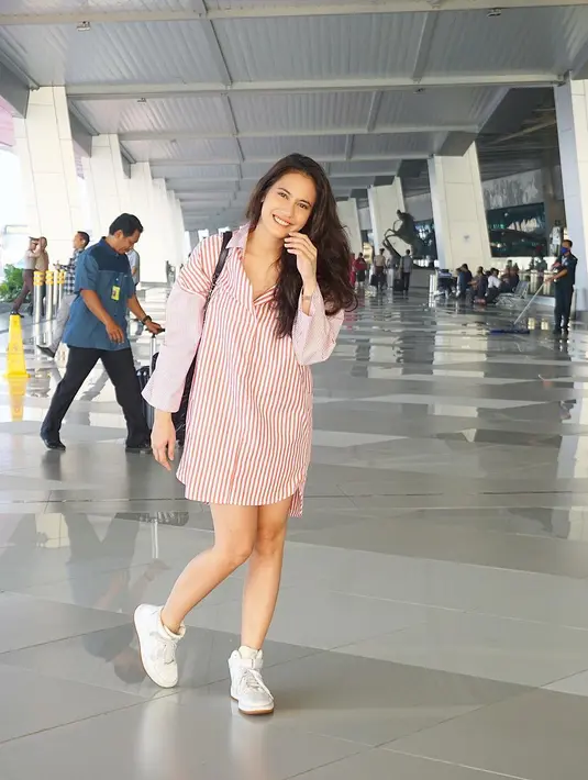 Nah, kesan sporty dan seksi melekat banget pada Pevita saat ini. Ia memakai oversized shirt tanpa celana dan memadukannya dengan sneakers putih. Terlebih, rambut panjangnya dibiarkan terurai. (Instagram/pevpearce)