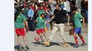 David Beckham bermain bola dengan anak-anak dalam pertandingan amal bersama UNICEF di kota tua Bhaktapur, Nepal, (6/11/2015). (Reuters/Navesh Chitrakar)