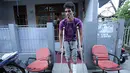 Alfi Tuasalamony rajin berlatih jalan untuk membantu proses penyembuhan cederanya. (Bola.com/Peksi Cahyo)