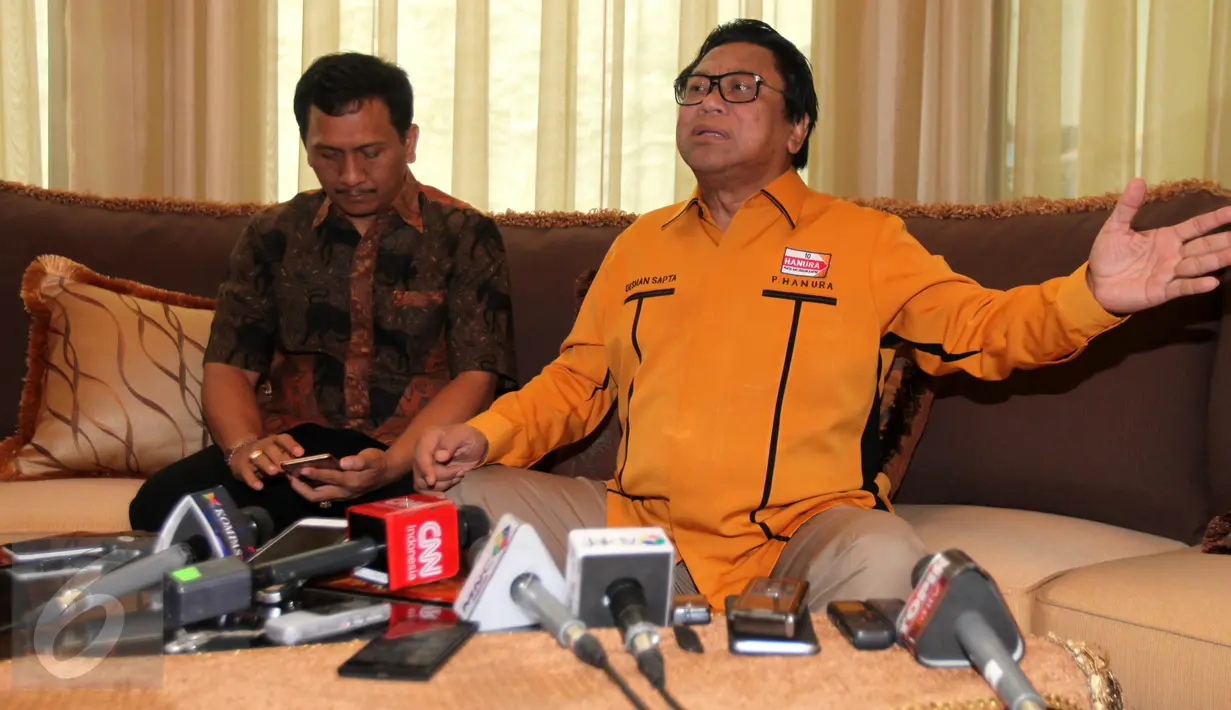 Oesman Sapta Odang memberikan keterangan pers di kediamannya, Jakarta, Kamis (22/12). Oesman terpilih menjadi Ketua Umum Partai Hanura berdasarkan keputusan Musyawarah Nasional Luar Biasa (Munaslub) Hanura. (Liputan6.com/Johan Tallo)