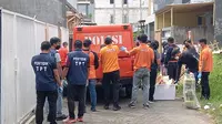 Tim Densus 88 Antiteror mengamankan sejumlah barang bukti dari&nbsp; rumah seorang terduga teroris di Kota Batu pada Kamis, 1 Agustus 2024 (Liputan6.com/Zainul Arifin)