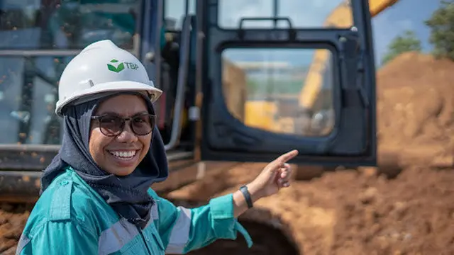 Yufita Tuhuteru di area tambang Harita Nickel
