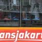 Penumpang menaiki bus Transjakarta di Halte Harmoni, Jakarta, Rabu (6/1/2016). Mulai 17 Januari mendatang, penghuni rusunawa bisa gratis naik bus Transjakarta hanya dengan menunjukan KTP sesuai domisili rusun. (Liputan6.com/Faizal Fanani)