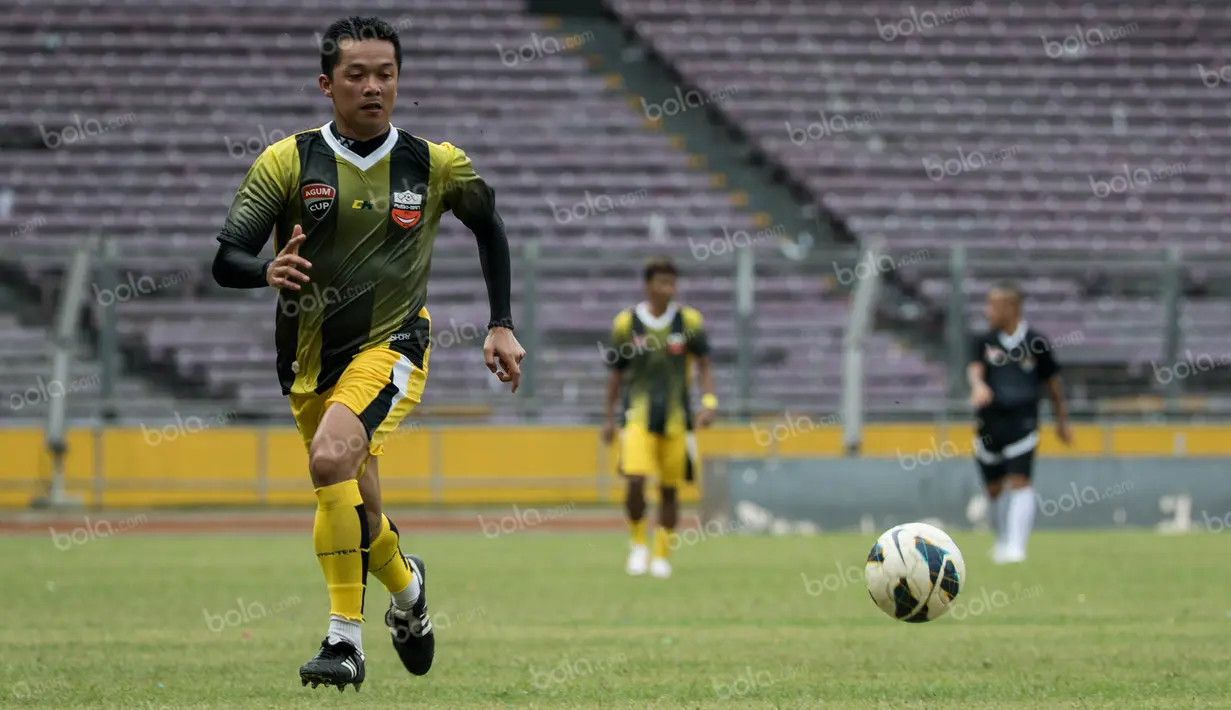 Pada permainan sepak bola Taufik Hidayat berposisi sebagai gelandang serang kanan. (Bola.com/Vitalis Yogi Trisna)