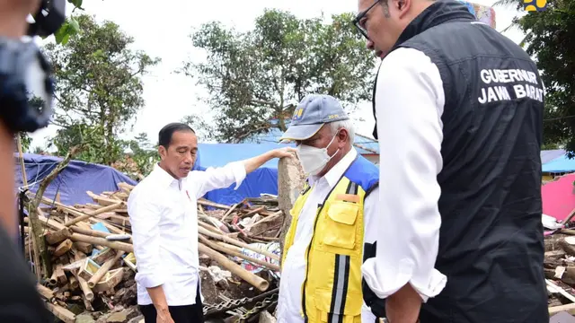 Presiden Joko Widodo (Jokowi) meninjau Sekolah Dasar Negeri (SDN) Sukamaju 1 Desa Benjot, di Kecamatan Cugenang yang merupakan salah satu sekolah terdampak gempa Cianjur