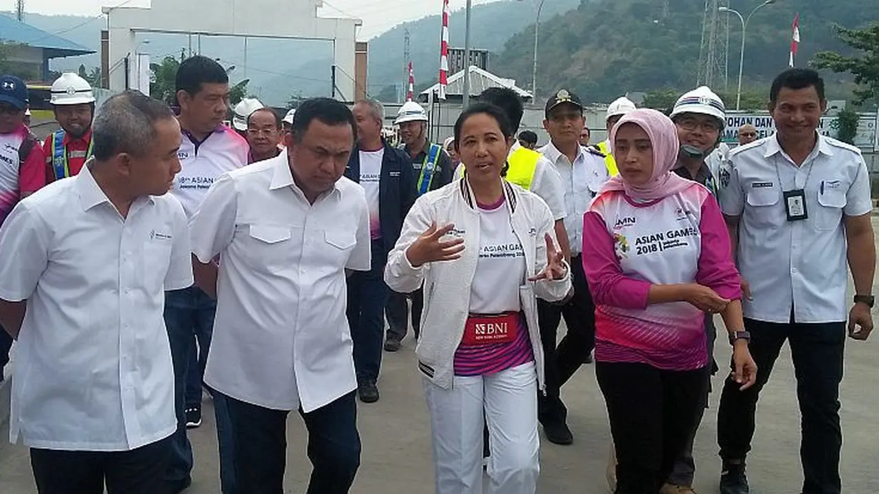 Menteri BUMN Rini Soemarno meninjau proyek pembangunan Dermaga Eksekutif di Pelabuhan Merak, Cilegon, Banten, Rabu (8/8/2018). (Dwi Aditya Putra/Merdeka.com)