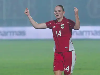 Pemain Timnas Indonesia Putri, Isa Warps, melakukan selebrasi setelah mencetak gol ke gawang Kirgistan pada laga Grup D Kualifikasi Piala Asia Putri 2026 di Stadion Indomilk Arena, Tangerang, Minggu (29/6/2025). (Bola.com/M Iqbal Ichsan)