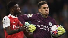 Setiap pesepak bola, apa pun posisinya dalam sebuah tim, termasuk seoarang kiper tentu berpeluang diganjar kartu kuning sebagai peringatan keras dari wasit akibat melanggar aturan pertandingan. Sepanjang sejarah Premier League yang telah dimulai sejak musim 1992/1993 hingga kini, terdapat beberapa kiper sebagai pengoleksi terbanyak kartu kuning sepanjang sejarah Premier League. Berikut kami tampilkan daftar 5 besar kiper dengan jumlah kartu kuning terbanyak di Premier League. (AFP/Oli Scarff)