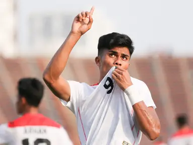 Selebrasi pemain Timnas Indonesia U-22, Muhammad Ramadhan Sananta, setelah mencetak gol ke gawang Timor Leste pada pertandingan ketiga Grup A SEA Games 2023 yang berlangsung di Olympic Stadium, Phnom Penh, Kamboja, Minggu (7/5/2023). (Bola.com/Abdul Aziz)