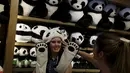 Pada hari ulang tahun Jia jia ke-37 para pengunjung nampak ramai mencari Aksesoris berbentuk Panda di Hong Kong Ocean Park, China, Selasa, (28/7/2015). Panda juga termasuk lambang dari World Wildlife Fund (WWF). (REUTERS/Bobby Yip)