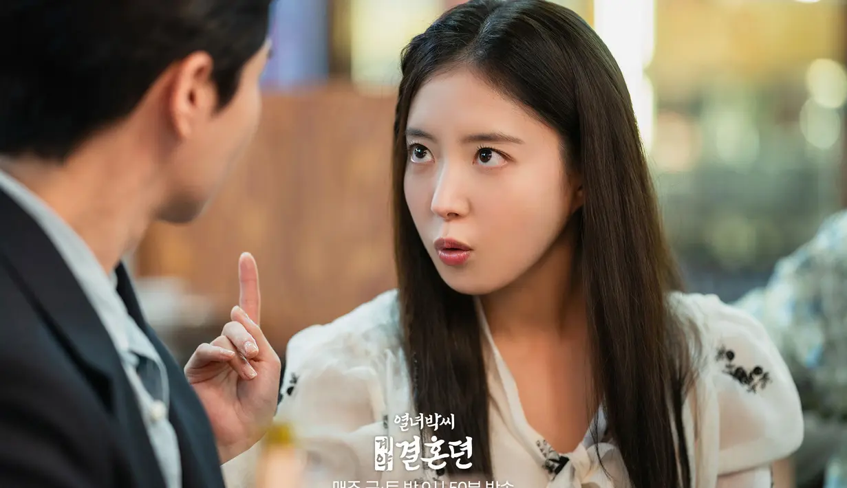 Park Yeon Woo dan Do Yoon Jae duduk berdampingan, mereka tampak cukup akrab dalam sesi makan malam tersebut.