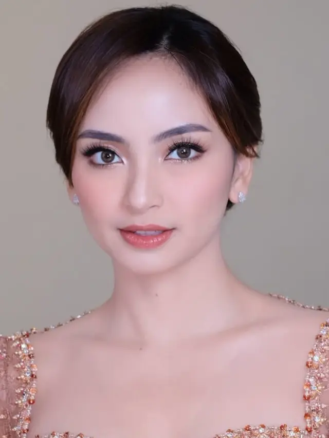 Tampilan Valerie Tifanka saat lamaran. [@valtifanka]