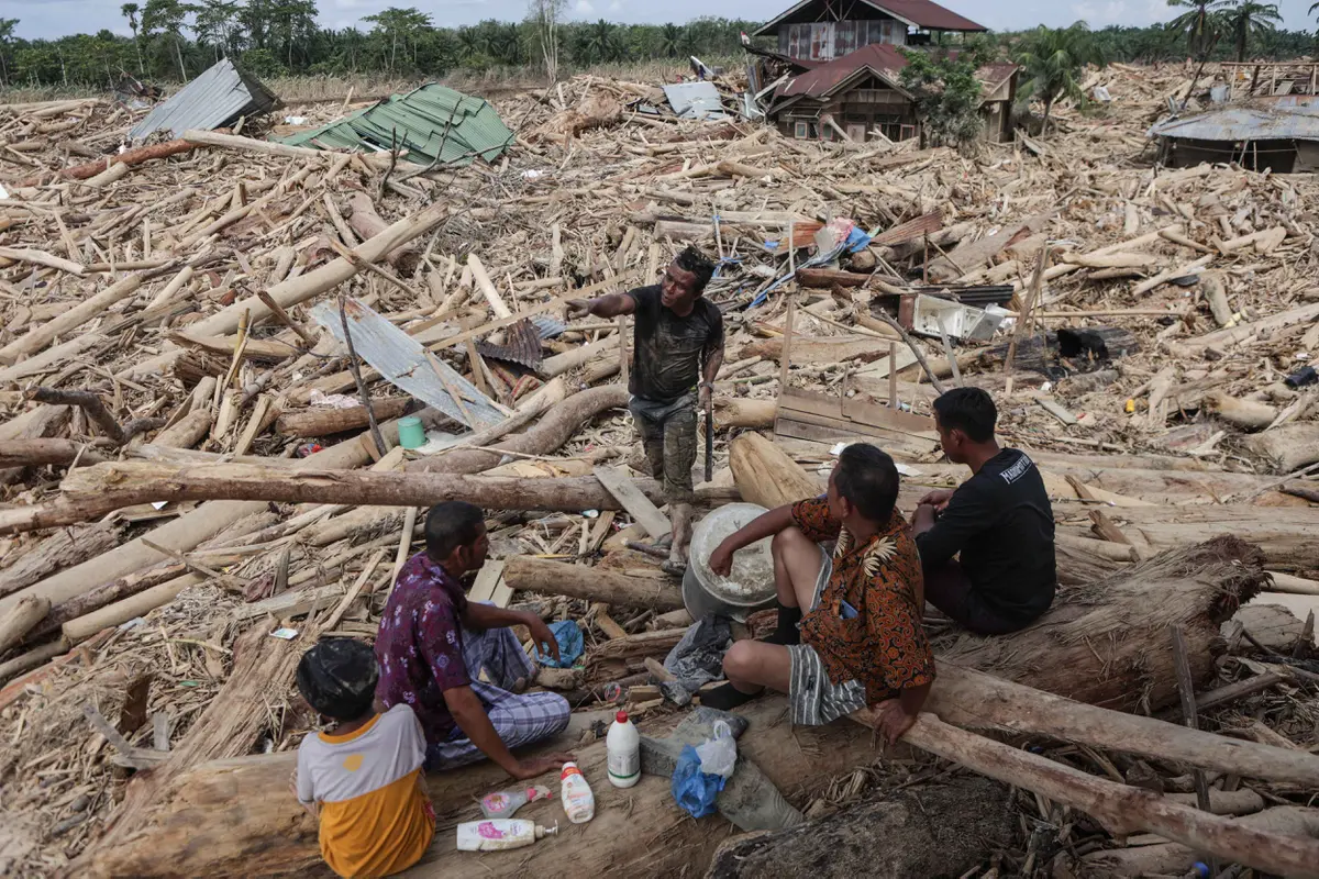Di desa Lintang Baru Aceh Tamiang, Ada Banyak Rumah Tertimbun Kayu Gelondongan dan Material Lumpur