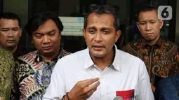 Edward mendatangi KPK untuk mengklarifikasi dugaan menerima gratifikasi sebesar Rp7 miliar.  (Liputan6.com/Herman Zakharia)
