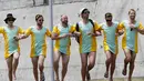 Suporter timnas kriket Australia menari di pantai dengan mengenakan busana tidur wanita. (AP//Arnulfo Franco)