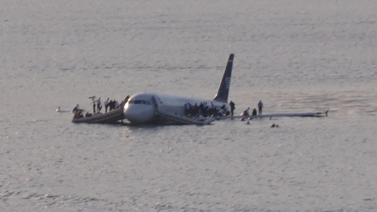Pesawat jet US Airways di Sungai Hudson, New York.