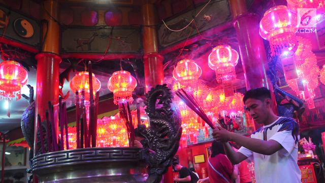 Sembahyang Malam Imlek di Vihara Amurva Bhumi