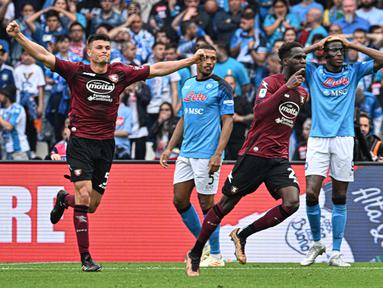 Ekspresi pemain Napoli, Victor Osimhen (kanan) setelah pemain Salernitana, Boulaye Dia (tengah), mencetak gol penyeimbang di menit ke-84 dan membuat skor menjadi 1-1 dalam pertandingan lanjutan pekan ke-32 yang berlangsung di Stadion Diego Armando Maradona, Minggu (30/4/2023). (AFP/Filippo Monteforte)
