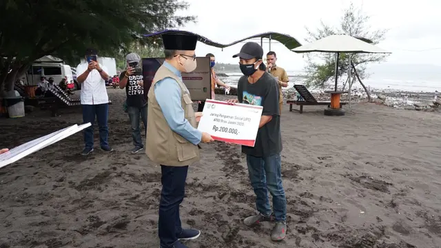 Bupati Anas Tinjau Penerapan Protokol Kesehatan di Pantai Cacalan Banyuwangi