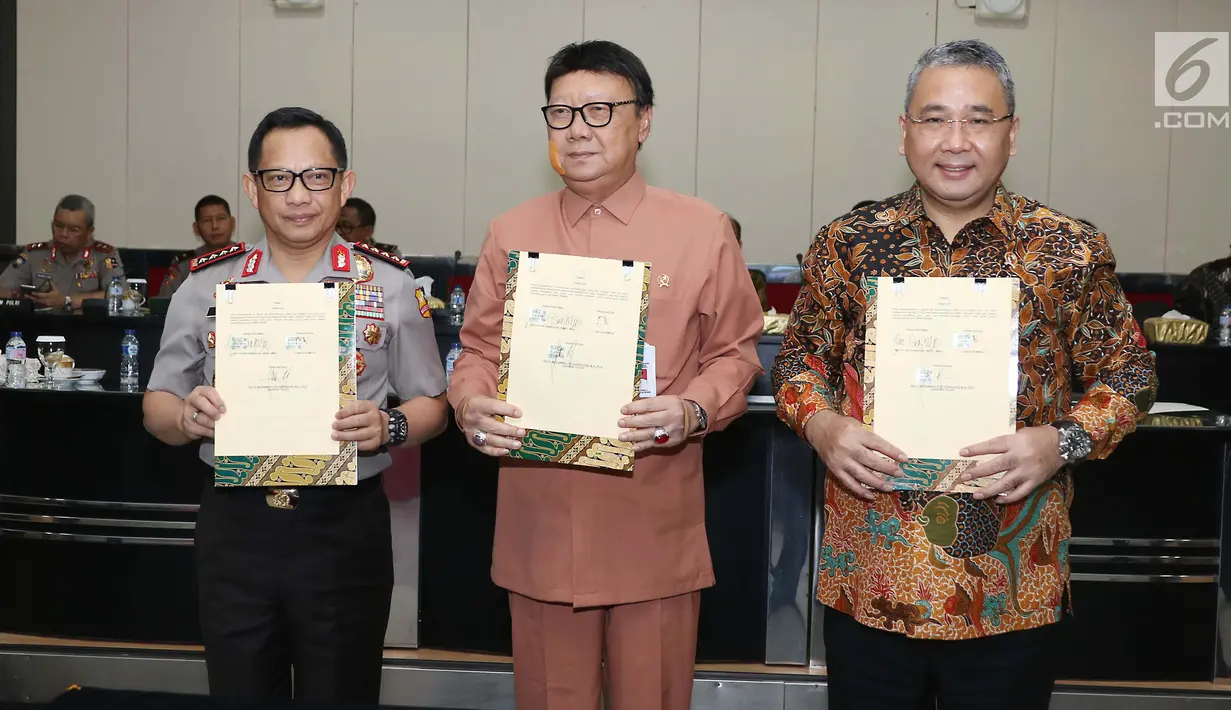 Kapolri Jenderal Pol Tito Karnavian bersama Mendagri Tjahjo Kumolo dan Mendes PDTT Eko Putro Sandjojo melakukan penandatanganan Nota Kesepahaman mengenai dana desa di di gedung Rupatama Mabes Polri, Jakarta, Jumat (20/10). (Liputan6.com/Angga Yuniar)