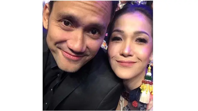 Meski sempat diterpa masalah, Tora dan Mieke tetap bertahan dan mengarungi bahtera pernikahan bersama.