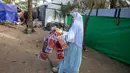 Bagi Rehan Hazem Sharab, fanous, selain membawa kegembiraan ke tenda-tenda dan reruntuhan rumah yang hancur, sekaligus sumber penghasilan untuk menghidupi kedua anaknya dengan menjual lampion tersebut ke toko-toko. Tampak dalam foto, Rehan Hazem Sharab, seorang pengungsi Palestina berusia 32 tahun, memegang lampion buatan tangannya yang terbuat dari kotak-kotak bantuan bekas sebagai persiapan menyambut bulan suci Ramadan yang dimulai pada 17 Februari, di luar tendanya di lingkungan Al-Mawasi, Khan Younis, di Jalur Gaza selatan pada Sabtu 7 Februari 2026. (Bashar Taleb/AFP)