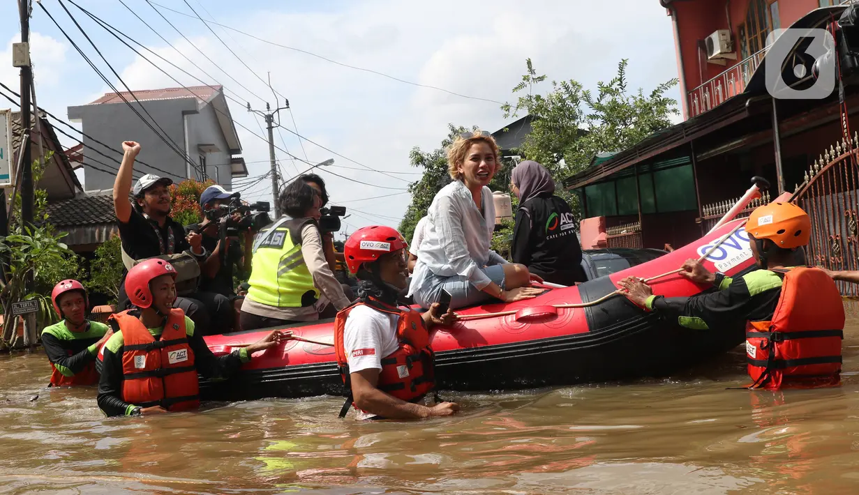 Artis Nikita Mirzani saat meninjau banjir di perumahan Ciledug Indah, Tangerang, Banten, Kamis (2/1/2020). Nikita menaiki perahu karet untuk melihat kondisi banjir di perumahan tersebut. (Liputan6.com/Angga Yuniar)