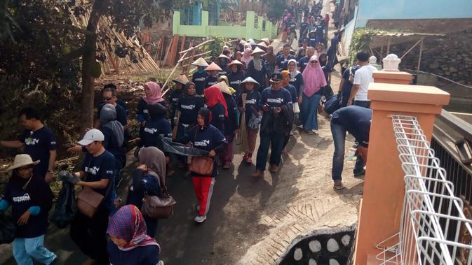Sekitar 150 warga desa Cinta serta Manajerial Area PGE Karaha, tengah melakukan bebersih desa Cinta, Garut, Jawa Barat (Liputan6.com/Jayadi Supriadin)