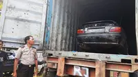 Direktorat Reserse Kriminal Khusus Polda Kalimantan Barat menyita sedan BMW ilegal asal Malaysia. (Liputan6.com/Raden AMP)