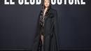 Doja Cat tampil misterius dengan jubah hitamnya, pakaian tersebut dibuat khusus untuk oleh Creative Director Pierpaolo Piccioli. Rambut panjang berponi depannya pun mencuri perhatian. Credit: Valentino/SGP Italia