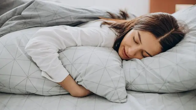 Kepribadian Orang Suka Peluk Guling Saat Tidur, Benarkah Punya Sifat Tertentu?