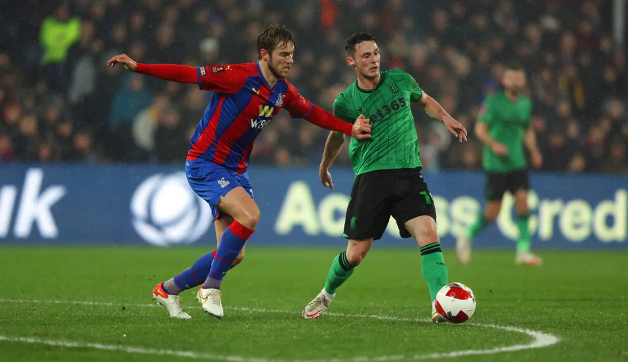Pemain Stoke City Jordan Thompson (kanan) berebut bola dengan pemain Crystal Palace Joachim Andersen pada pertandingan putaran kelima Piala FA di Selhurst Park, London, Inggris, 1 Maret 2022. Crystal Palace menang 2-1. (AP Photo/Ian Walton)