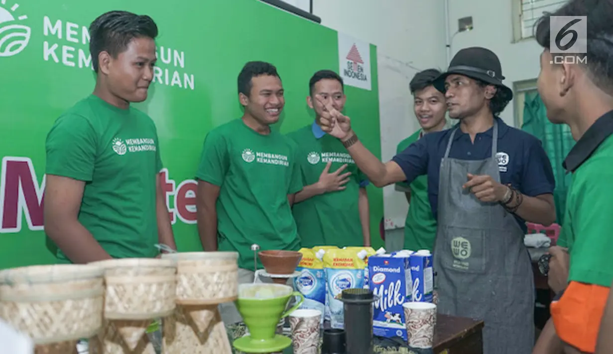Peserta kelas kreatif “Master Coffee” serius mendengarkan penjelasan dari Trainer pada acara Semen Indonesia: #Membangun Kemandirian di SMAN 1 Magetan, Jawa Timur (2/5/2019). (Liputan6.com/HO/Eko)