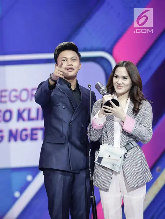 Rizky Febian dan Sherly Sheinafia memberi sambutan saat menerima penghargaan kategori Video Klip Paling Ngetop dalam acara SCTV Music Awards 2018 di Studio 6 Emtek, Jakarta, Jumat (27/4). (Liputan6.com/Faizal Fanani)